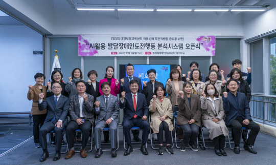 엄종환(앞줄 왼쪽부터) SK텔레콤 ESG 얼라이언스담당, 고광현 서울시 장애인복지과장, 이광규 종로구의회 부의장,  정문헌 종로구청장, 김수정 서울장애인부모연대 법인대표가 기념사진을 찍고 있다. SKT 제공